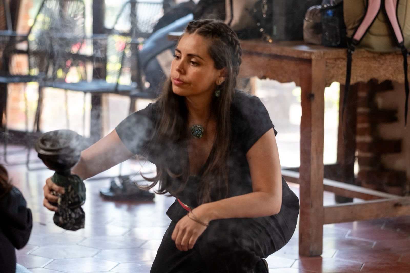 Retrato natural con humo, cierre íntimo de la experiencia
