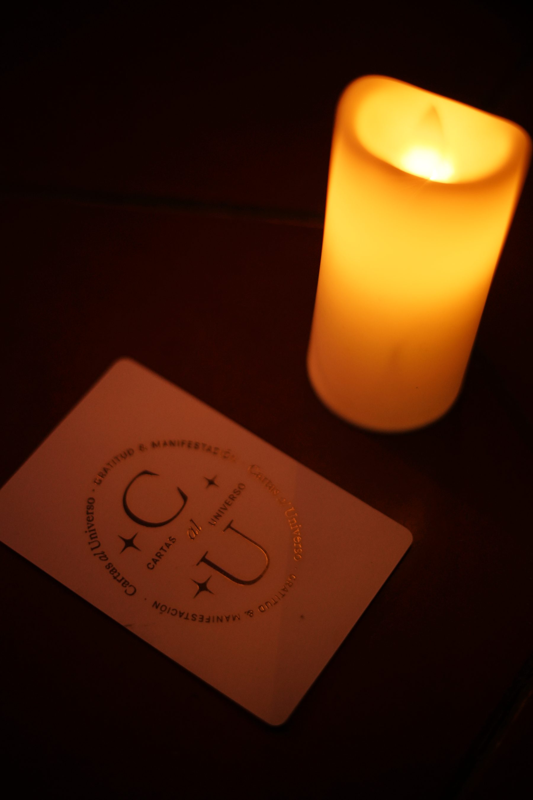 Detalle de vela encendida, símbolo de EGO Project