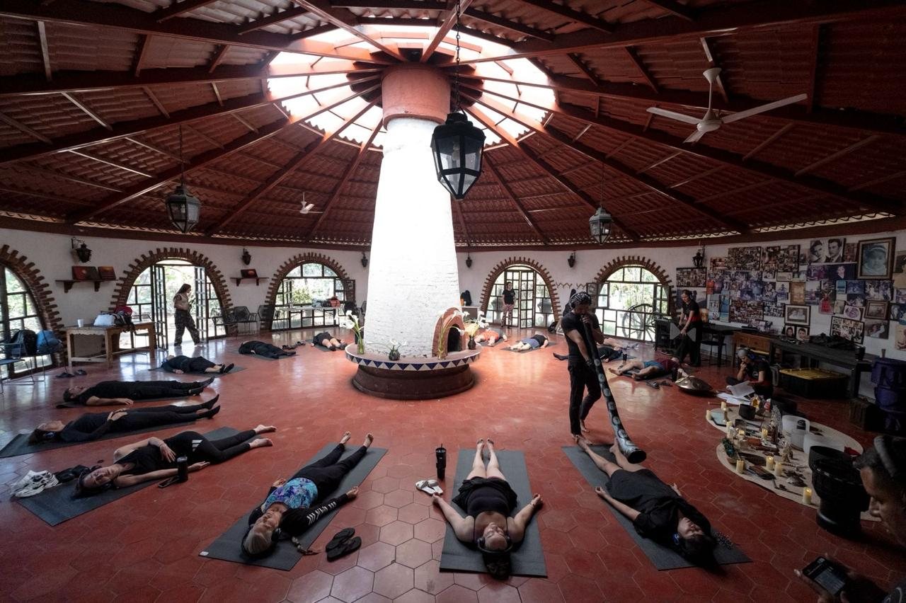 Grupo recostado con audífonos durante la sesión de breathwork