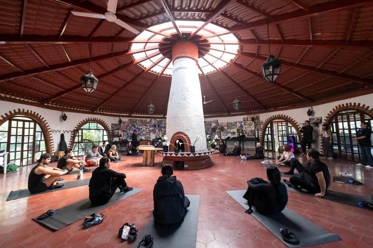 Grupo en meditación guiada bajo el tragaluz del espacio