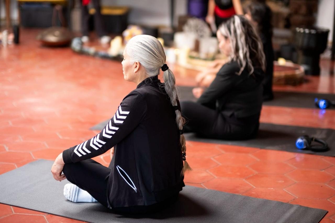 Participante en actitud contemplativa durante la meditación